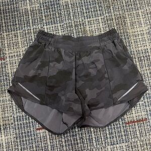 Lululemon Hotty Hot 2.5” size 6